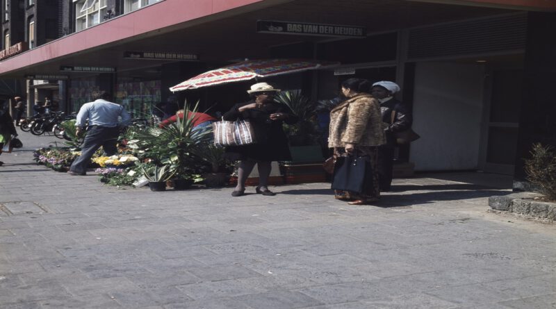 Supermarkt Bas van der Heijden aan de 1e Middellandstraat, 13 april 1976.