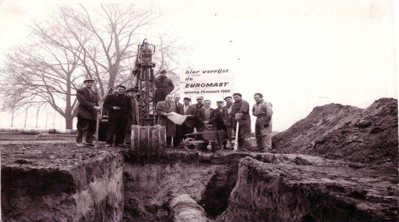 Aannemer J.P. van Eesteren start met de bouw van de Euromast, najaar 1958