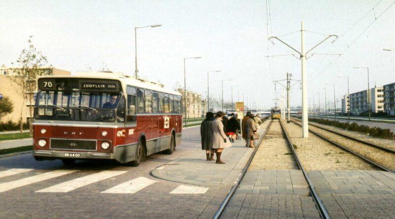 Een bus van lijn 70 op de Spinozaweg, 1968