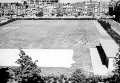 Gezicht op het sportterrein met de Chr. H.B.S. en Het Marnix Gymnasium op het Henegouwerplein, 1951