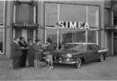 Overdracht van de honderdvijftigste Simca voor de showroom bij dealer Auto Willemse in het Groothandelsgebouw, 1960