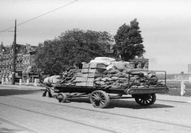 Op de Oostzeedijk wordt voedsel van een voedseldropping richting de stad getransporteerd, 1945