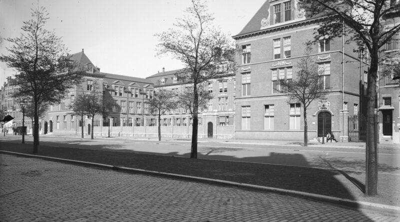 Het gebouw van de Rijkskweekschool voor vroedvrouwen aan de Henegouwerlaan, 1914